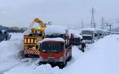 Giappone, tempesta di neve provoca maxi tamponamento