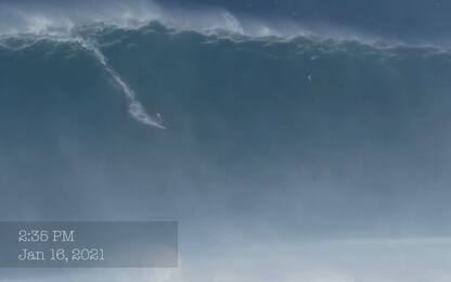 Surfista Francisco Porcella cavalca un'onda di 16 metri alle Hawaii