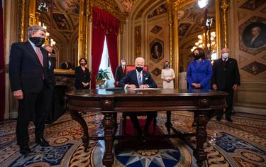 epaselect epa08953561 US President Joe Biden signs three documents including an Inauguration declaration, cabinet nominations and sub-cabinet noinations, as US Vice President Kamala Harris (R) watches in the Presidents Room at the US Capitol after the inauguration ceremony to making Biden the 46th President of the United States in Washington, DC, USA, 20 January 2021. Biden won the 03 November 2020 election to become the 46th President of the United States of America.  EPA/JIM LO SCALZO / POOL