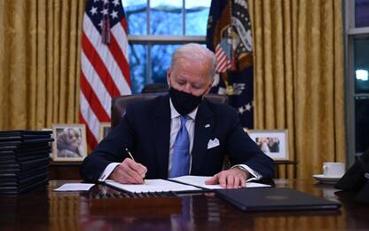 Biden, ecco i 17 provvedimenti che segnano la fine dell'era Trump