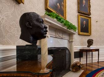1230713570 WASHINGTON, DC - January 20:
A sculpted bust of Dr. Martin Luther King, Jr., adorns a table for an early preview of the redesigned Oval Office awaiting President Joseph Biden at the White House in Washington, DC.
(Photo by Bill O'Leary/The Washington Post via Getty Images)