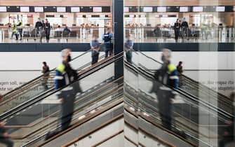 Una persona sulle scale in aeroporto