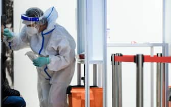 Un operatore sanitario in aeroporto per svolgere test anti covid