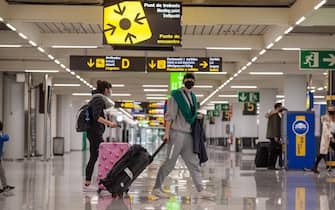 Passeggeri con mascherina anti-Covid in un aeroporto spagnolo