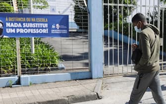 Indicazioni anti-Covid davanti a una scuola in Portogallo