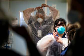 epaselect epa08957011 Caregivers put on PPE to enter a COVID-19 patient's room in the ICU (Intensive Care Unit) of the Sharp Coronado Hospital, amid coronavirus pandemic in Coronado, west of San Diego, California, USA, 20 January 2021 (issued 22 January 2021).  EPA/ETIENNE LAURENT  ATTENTION: This Image is part of a PHOTO SET