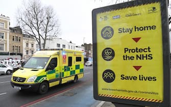 Un'ambulanza impegnata nell'emergenza Covid sulle strade di Londra