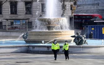 Forze dell'ordine davanti a una fontana a Londra