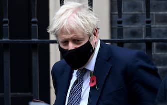 Il premier britannico Boris Johnson con una mascherina anti-Covid