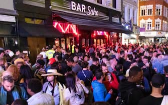 Folla di giovani davanti a un bar a Londra