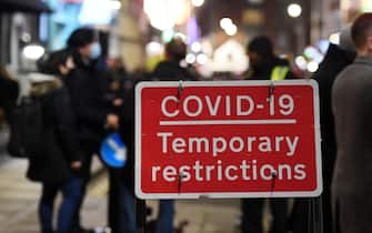 Un cartello indica restrizioni temporanee anti-Covid a Londra