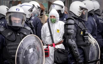 epa08977068 Police detain protesters during a protest against government-imposed measures to tackle the coronavirus epidemic, in Brussels, Belgium, 31 January 2021. The demonstration was not authorized by the Brussels-Capital / Ixelles police.  EPA/OLIVIER HOSLET
