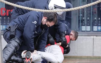 epa08977045 Police detain protesters during a protest against government-imposed measures to tackle the coronavirus epidemic, in Brussels, Belgium, 31 January 2021. The demonstration was not authorized by the Brussels-Capital / Ixelles police.  EPA/OLIVIER HOSLET