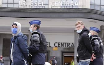 epa08976878 Police detain protesters during a protest against government-imposed measures to tackle the coronavirus epidemic, in Brussels, Belgium, 31 January 2021. The demonstration was not authorized by the Brussels-Capital / Ixelles police.  EPA/OLIVIER HOSLET