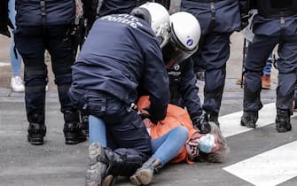 epa08977070 Police detain protesters during a protest against government-imposed measures to tackle the coronavirus epidemic, in Brussels, Belgium, 31 January 2021. The demonstration was not authorized by the Brussels-Capital / Ixelles police.  EPA/OLIVIER HOSLET