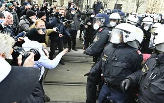 Protesters debate with the police during a demonstration against the restrictions related to the ongoing coronavirus (COVID-19) pandemic in Vienna on January 31, 2021. - The demonstration of the far right was banned by Austrian police, who feared the creation of a cluster.
During previous rallies of this type, "a large proportion of participants ignored the obligation to wear a mask and to respect the sanitary distance," the police said in a statement sent to AFP on Sunday. (Photo by HERBERT NEUBAUER / APA / AFP) / Austria OUT (Photo by HERBERT NEUBAUER/APA/AFP via Getty Images)
