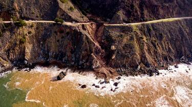 California, 50 metri di strada sprofondano per le forti piogge
