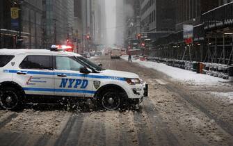 NEW YORK, NEW YORK - FEBRUARY 01: A police car moves through the snow in Manhattan on February 01, 2021 in New York City. New York City and much of the Northeast is being hit by a major winter storm that is expected to bring as much as two feet of snow when done sometime Tuesday morning. Schools, public transportation and vaccine centers across the region are being impacted by the storm.   Spencer Platt/Getty Images/AFP
== FOR NEWSPAPERS, INTERNET, TELCOS & TELEVISION USE ONLY ==