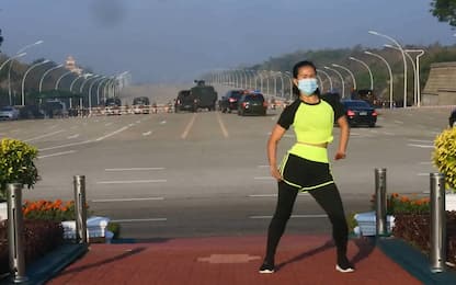 Myanmar, donna fa aerobica: alle sue spalle il colpo di stato. VIDEO
