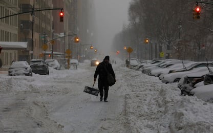 A New York irrompe "Orlena", la tempesta di neve ferma le vaccinazioni