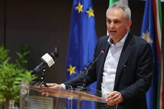 NAPOLI, ITALY - 2019/06/18: The Apple manager, Luca Maestri, speaks to newly graduated students during the visit of the President of the Council, Giuseppe Conte, to Apple and Cisco Academy. (Photo by Marco Cantile/LightRocket via Getty Images)