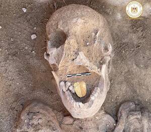Egitto, rinvenuta mummia con lingua d’oro di duemila anni fa