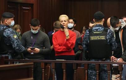 Navalny, selfie in abiti rossi per sostenere l'oppositore