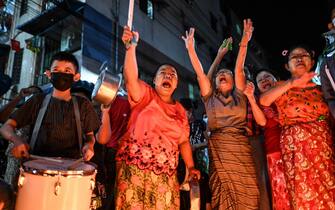 People take part in a noise campaign on the street after calls for protest against the military coup emerged on social media, in Yangon on February 5, 2021. (Photo by YE AUNG THU / AFP)