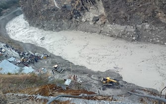 epaselect epa08993669 A general view of a rescue operation near the Dhauliganga hydro power project after a portion of Nanda Devi glacier broke off, at Reni village in Chamoli district, Uttrakhand, India, 07 February 2021. Over 100 people are feared dead after part of the Nanda Devi glacier broke off causing massive floods in the Tapovan area of Uttarakhand's Chamoli district.  EPA/ARVIND MOUDGIL -- BEST QUALITY AVAILABLE --