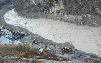 epa08993669 A general view of a rescue operation near the Dhauliganga hydro power project after a portion of Nanda Devi glacier broke off, at Reni village in Chamoli district, Uttrakhand, India, 07 February 2021. Over 100 people are feared dead after part of the Nanda Devi glacier broke off causing massive floods in the Tapovan area of Uttarakhand's Chamoli district.  EPA/ARVIND MOUDGIL -- BEST QUALITY AVAILABLE --