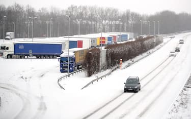 epa08994085 Cars drive on the snow covered motorway A45 near Dortmund, Germany, 07 February 2021. A heavy winter storm with cold easterly winds brings ice and fresh fallen snow with snow drifts. Many railway services in the West are disrupted. EPA/FRIEDEMANN VOGEL