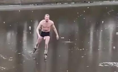 Amsterdam, ghiaccio si rompe e pattinatore a torso nudo cade in acqua