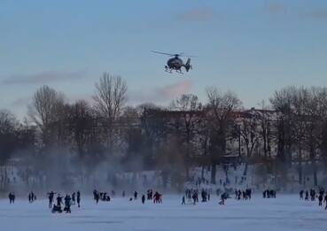 Berlino, elicottero polizia scaccia i bambini sulla pista di ghiaccio