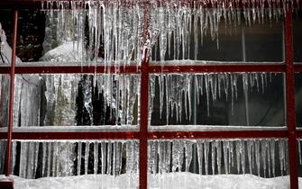Feb 15, 2021; Cincinnati, OH, USA; Ice hangs from a buildings fire escape in Downtown Cincinnati on Monday, Feb. 15, 2021. The National Weather Service issued a winter storm warning starting Monday and going through 1 p.m. Tuesday. Heavy is snow expected, with total snow accumulations of 8-12 inches in Cincinnati, according to the National Weather Service.  Mandatory Credit: Albert Cesare-USA TODAY NETWORK/Sipa USA