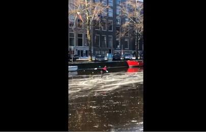 Amsterdam, pattinatori scivolano sul canale ghiacciato. VIDEO