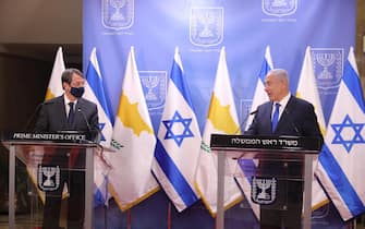 epa09013024 Israeli Prime Minister Benjamin Netanyahu (R) delivers a statement with the Cyprus President Nicos Anastasiades (L) after their meeting in the Prime Minister's office in Jerusalem on 14 February 2021.  EPA/MARC ISRAEL SELLEM  / POOL