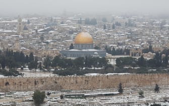 epa09020431 General view of the Dome of the Rock covered in snow, in the old city of Jerusalem, Israel, 18 February 2021.  EPA/ABIR SULTAN