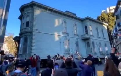 San Francisco, edificio vittoriano spostato da un camion. VIDEO