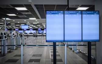 Tabelloni delle partenze in un aeroporto