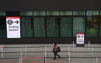 Indicazioni per arrivare al centro test Covid in un aeroporto Cartelli con indicazioni per arrivare al centro test Covid all'aeroporto di Londra Heathrow