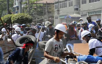 epa09041895 Demonstrators set up barricades during a protest against the military coup in Yangon, Myanmar, 28 February 2021. Security forces intensified their use of force to crack down on anti-coup demonstrations following weeks of unrest since the 01 February military coup.  EPA/LYNN BO BO