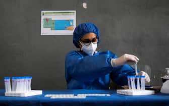 Personale si prepara a effettuare tamponi e vaccini in Argentina