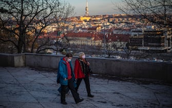 Due persone passeggiano a Praga durante l'emergenza Covid