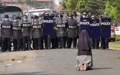 Myanmar, suora in ginocchio davanti alla polizia, è foto-simbolo