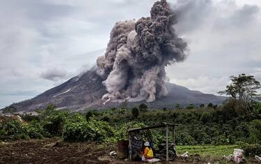 Indonesia, l’eruzione del vulcano Sinabung in timelapse. VIDEO