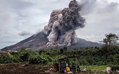 Indonesia, l’eruzione del vulcano Sinabung in timelapse. VIDEO