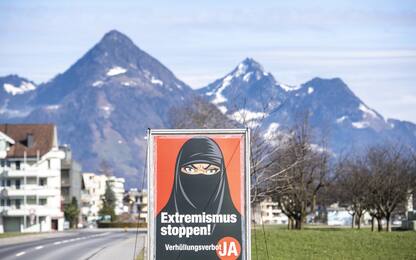 Svizzera, approvato referendum sulla legge "anti-burqa": sì al divieto
