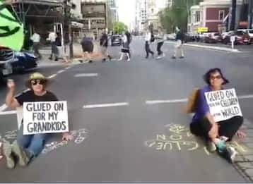 Cambiamento climatico, manifestanti incollati in strada in Australia
