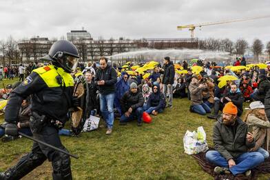 Covid, in Olanda cortei anti-restrizioni: scontri, polizia usa idranti