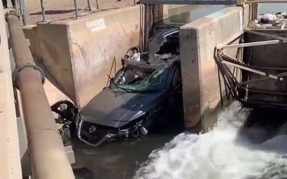 In Arizona un'auto resta incastrata in un canale dell'acqua. VIDEO